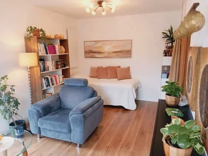 Dein sicherer Raum für Transformation: Arbeitsplatz von Stinne Erlandsen für Online-Rückführungen und Sitzungen in der Praxis Salzburg.