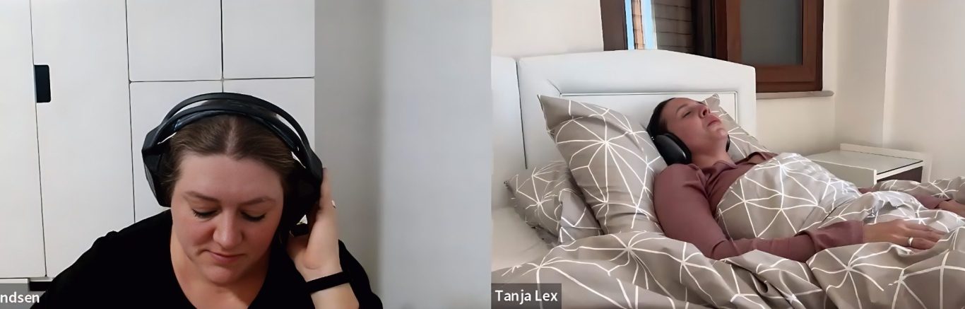 Professionelle Rückführung online: Ansicht einer Zoom-Sitzung mit Therapeutin und entspanntem Klienten in privater Atmosphäre.