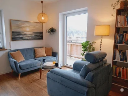 Heller, ruhiger Praxisraum für Rückführung nahe Salzburg. Gemütliche Sitzgelegenheit für Klienten vor Ort in Lofer